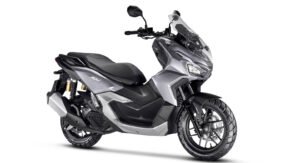 A HONDA ADV 2025 apresenta um design imponente, arrojado e cheio de estilo. Tudo isso para você viver a melhor aventura. Melhores condições somente na concessionária KAITO MOTOS.