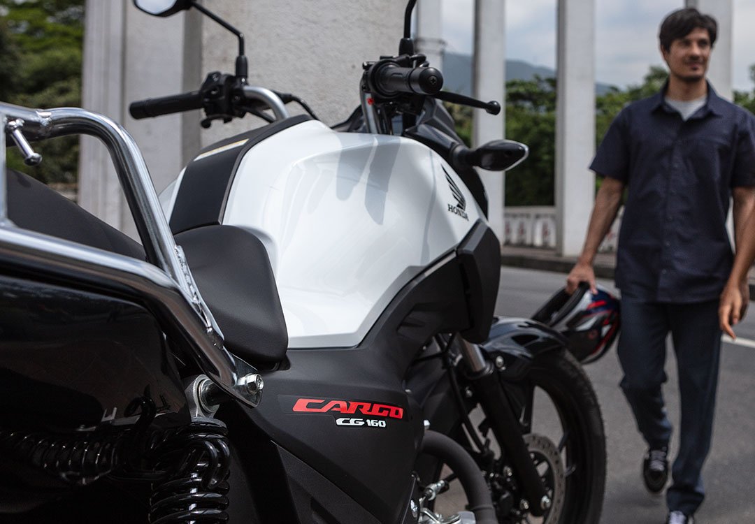 Domine a cidade com a nova CG 160 Cargo. Com um bagageiro homologado e suspensão reforçada. Encontre a sua na Kaito Motos!