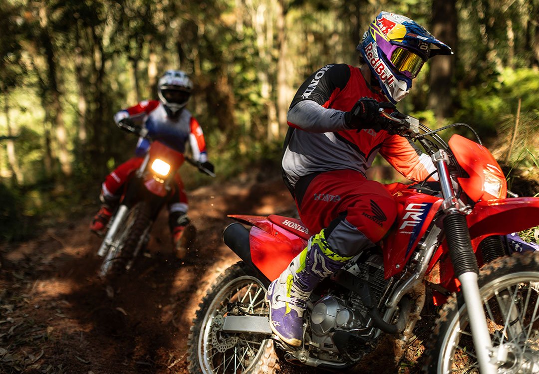 Moto Honda CRF 300F off-road em ação. Veja esse lançamento aqui na Kaito Motos!