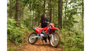 Moto Honda CRF 300F off-road em ação. Veja esse lançamento aqui na Kaito Motos!