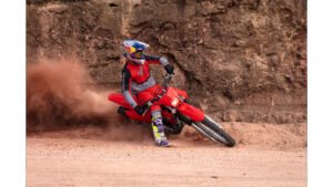 Moto Honda CRF 300F off-road em ação. Veja esse lançamento aqui na Kaito Motos!