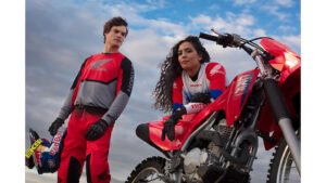 Moto Honda CRF 300F off-road em ação. Veja esse lançamento aqui na Kaito Motos!